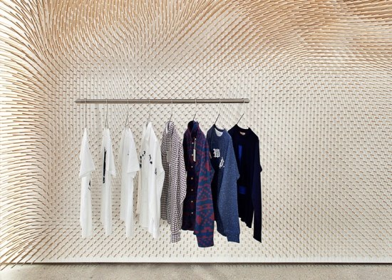 butiksdesign trendig dekorativ vägg metallskena kläder minimalistisk
