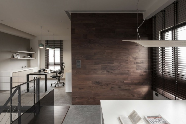 övervåningen design väggbeklädnad trä skrivbord lampor