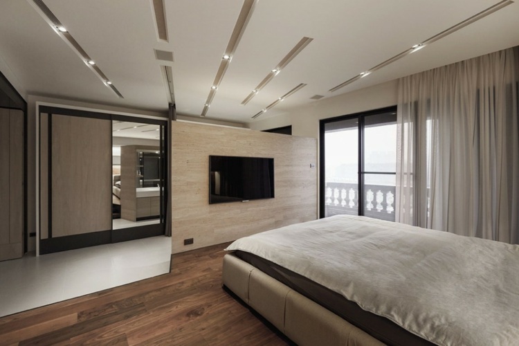 säng sovrum tv trägolv spegel tak design