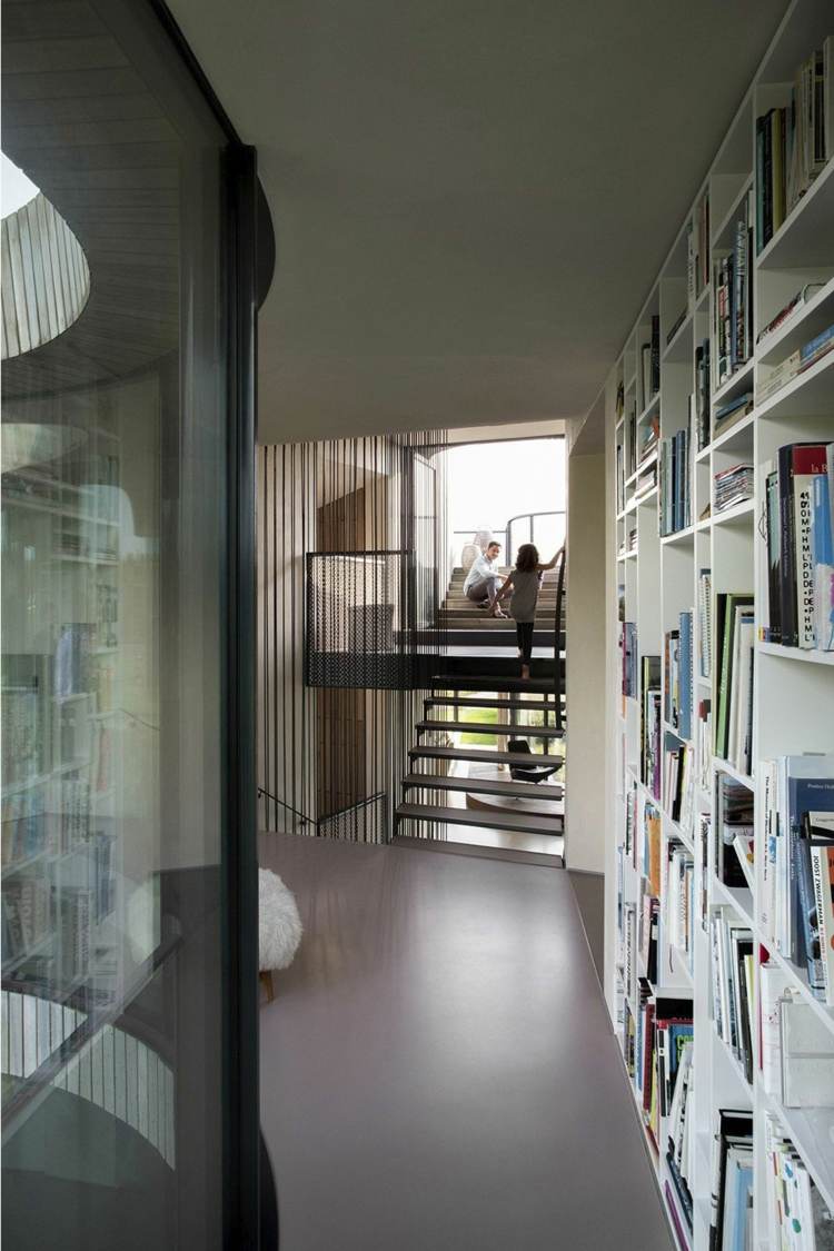 Bokhylla bibliotek interiör i trappor i svartvit stil