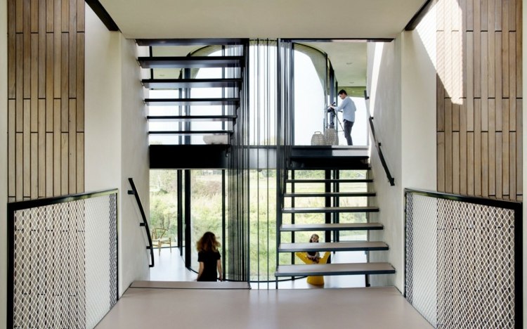 öppen trappa inredning design monokrom hus
