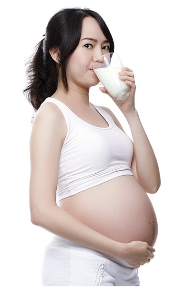 Έγκυος γυναίκα που πίνει γάλα με κουρκουμά