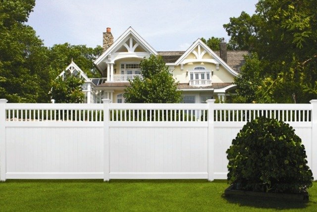 vitt staket plast hus trädgård idéer