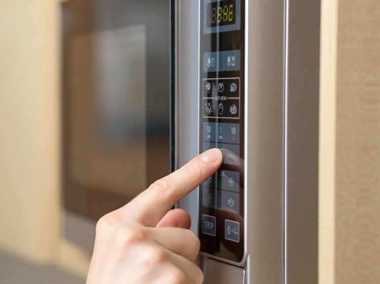 mikrovågsugn farlig eller hälsosam med digitala knappar för matlagning eller uppvärmning