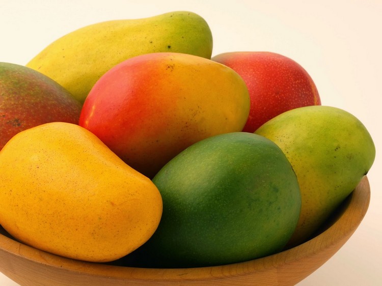 Mango sorter mogen fruktskål