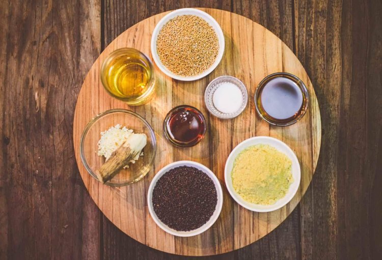 Senap vegan-ingredienser-kryddor-vinäger-lönnsirap-vatten