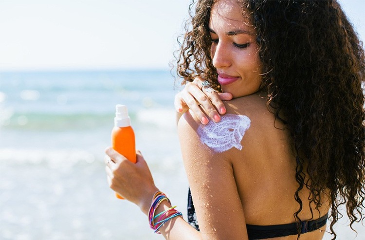 Solskyddsmedel skadlig sommar strand kvinna