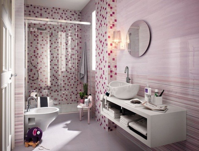 lila badrum design mosaik polerat glas duschkabin kran keramik