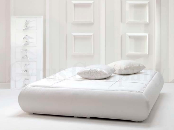 italienska designmöbler av Cyrus White Bed