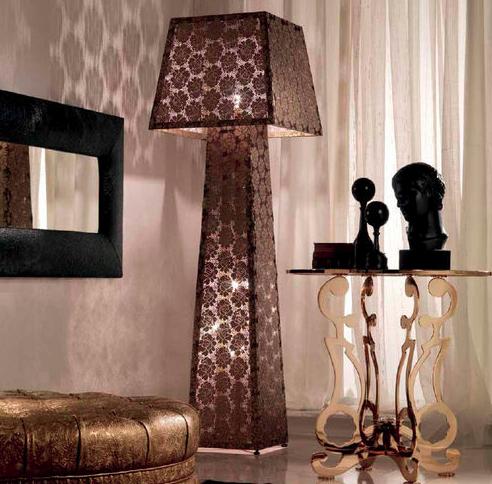 italienska designer golvlampor spetsiga lampskärm gyllene sidobord