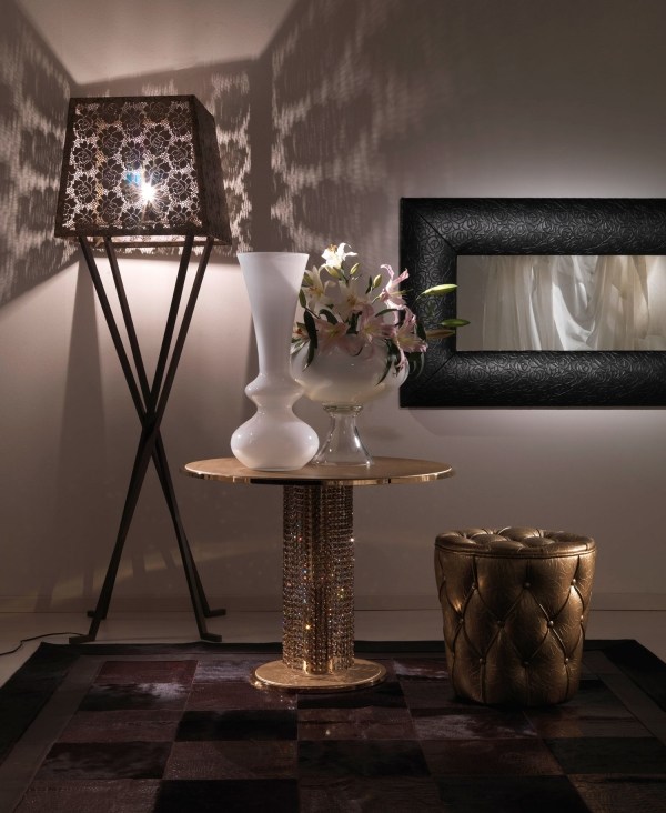dekorativ golvlampa spetsig lampskärm gyllene sidobord