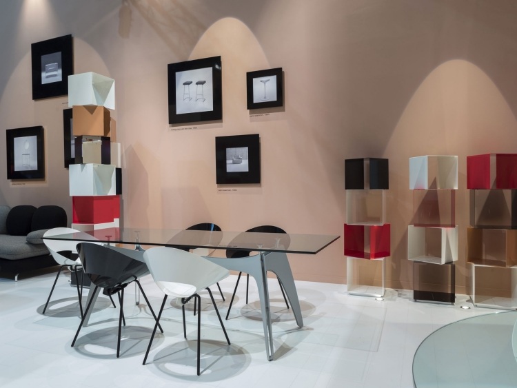 italiensk-designer-möbler-design-klassiker-modern-matbord-glas-toppstolar-hyllor-svart-vit