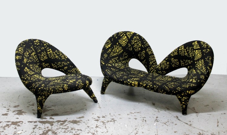 italiensk-designer-möbler-modern-fåtölj-klädsel-arabesk-svart-gul