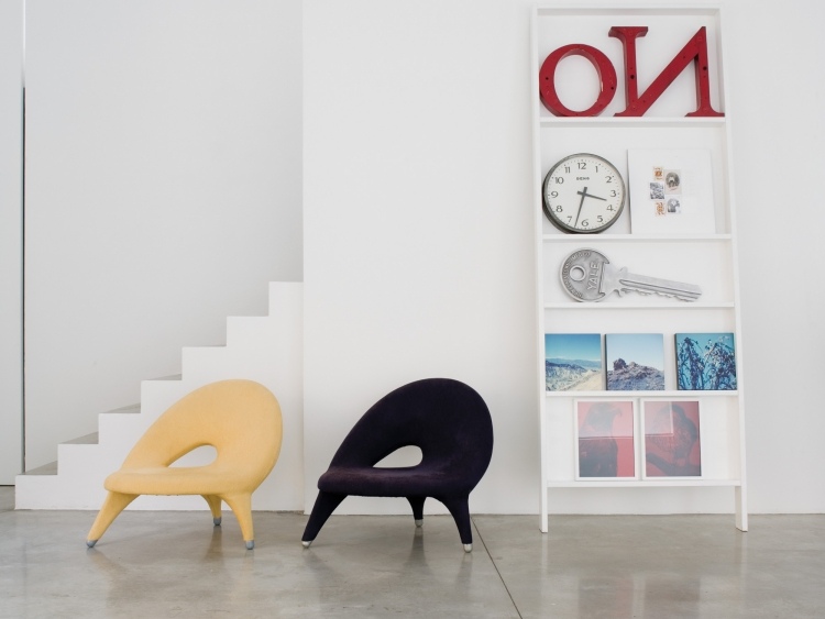 italiensk-designer-möbler-modern-fåtölj-svart-gul-hylla-betong-golv-arabesk