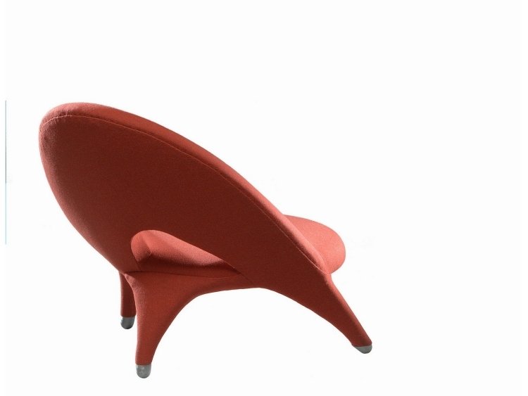 italiensk-designer-möbler-modern-fåtölj-röd-klädsel-asymmetrisk-arabesk
