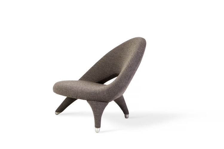 italiensk-designermöbler-modern-fåtölj-grå-stoppade-ben-tre-arabesk