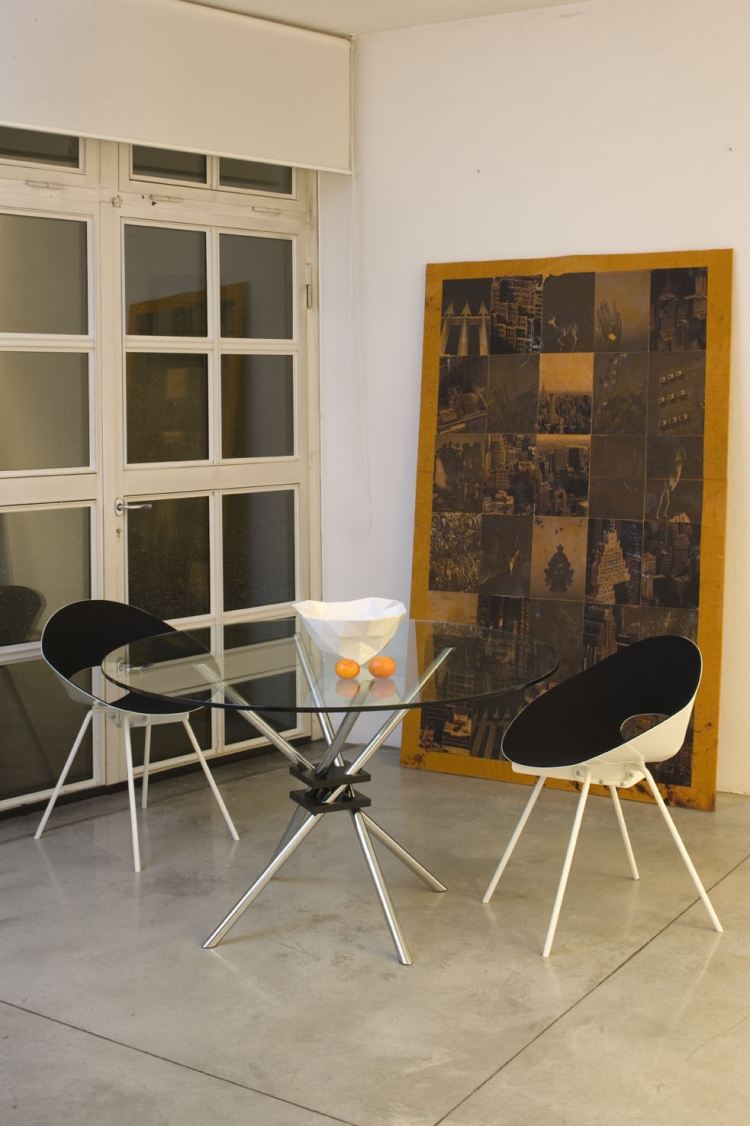 italiensk-designer-möbel-stol-KD04-svart-vit-skal-plast-modern