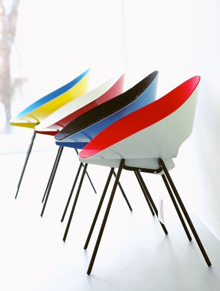 italienska-designer-möbler-stol-modell-kd04-skal-plast-färger-ben-metall