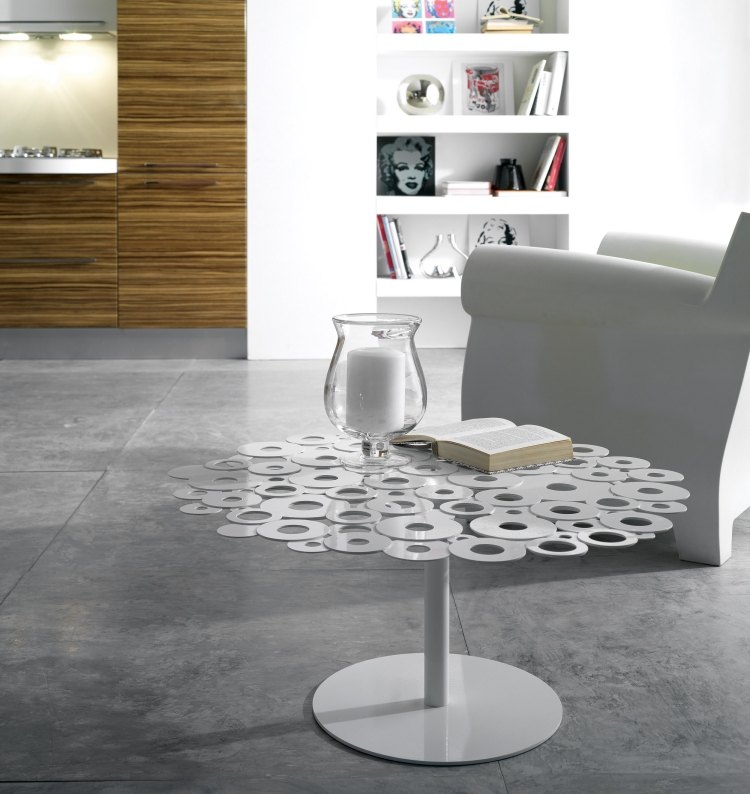 Italienska designmöbler -kaffebord-sidobord-modern-vit-fåtölj-bok-dekoration