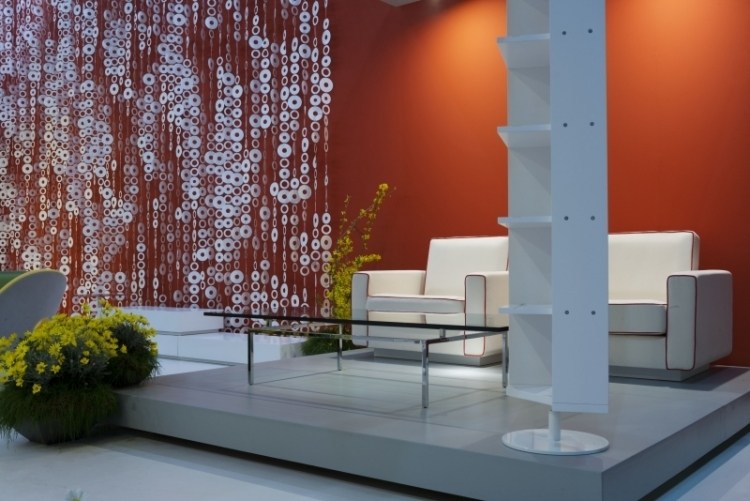 italiensk-designer-möbler-design-klassiker-modern-fåtölj-vit-röd-vägg-färg-soffbord