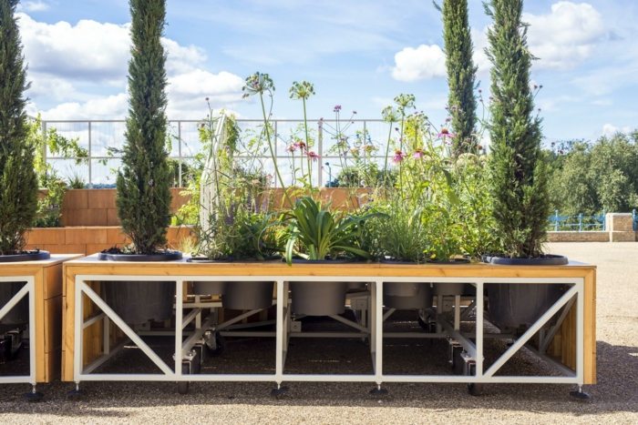 Italiensk trädgård mobil uteplats som planterar blomkrukor