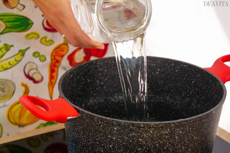 Häll vatten i en kastrull Förbered kokande vatten