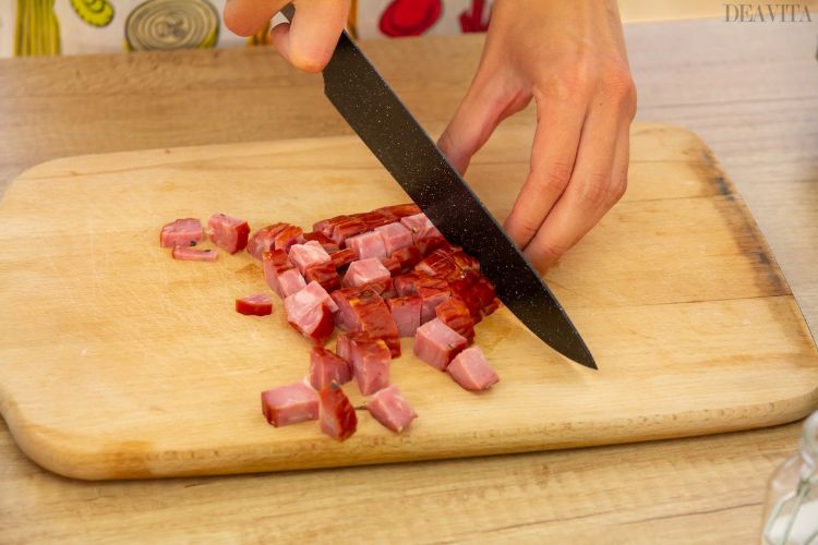köksbräda salami tärningar kökskniv