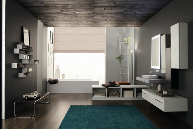 minimalistisk-badrum-med-blå-matta-trä-look
