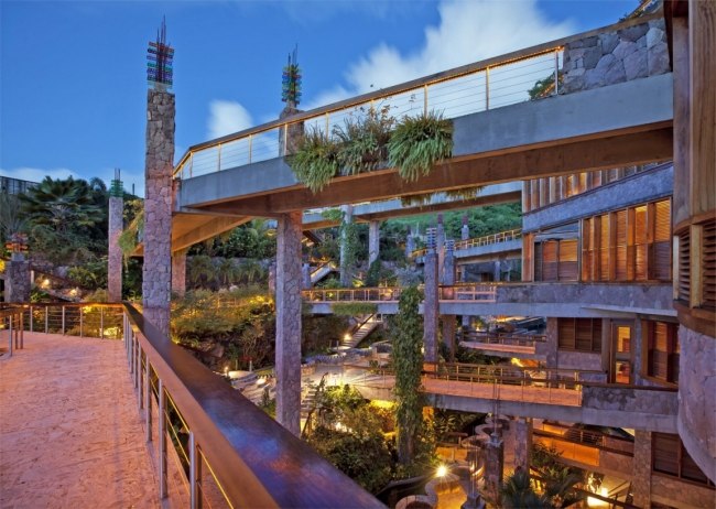 Jade Mountain Resort arkitektur stenpelare belysning