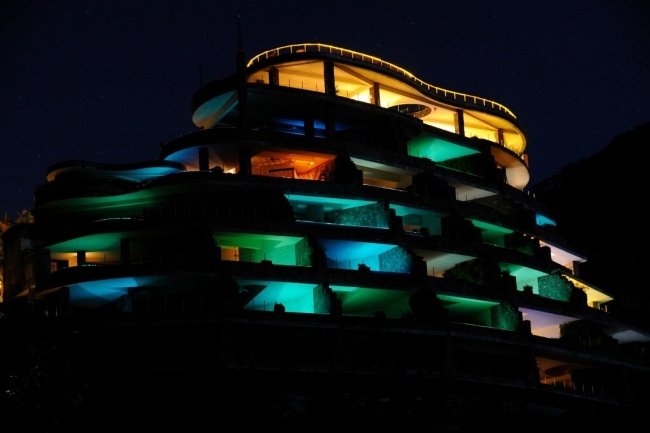 Jade Mountain resort färgad nattbelysning