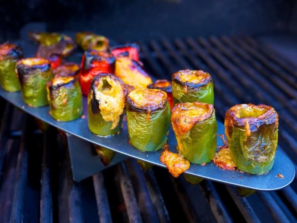 grillade jalapenopoppare med en fyllning av bearbetad ost som ett jalapeno -recept