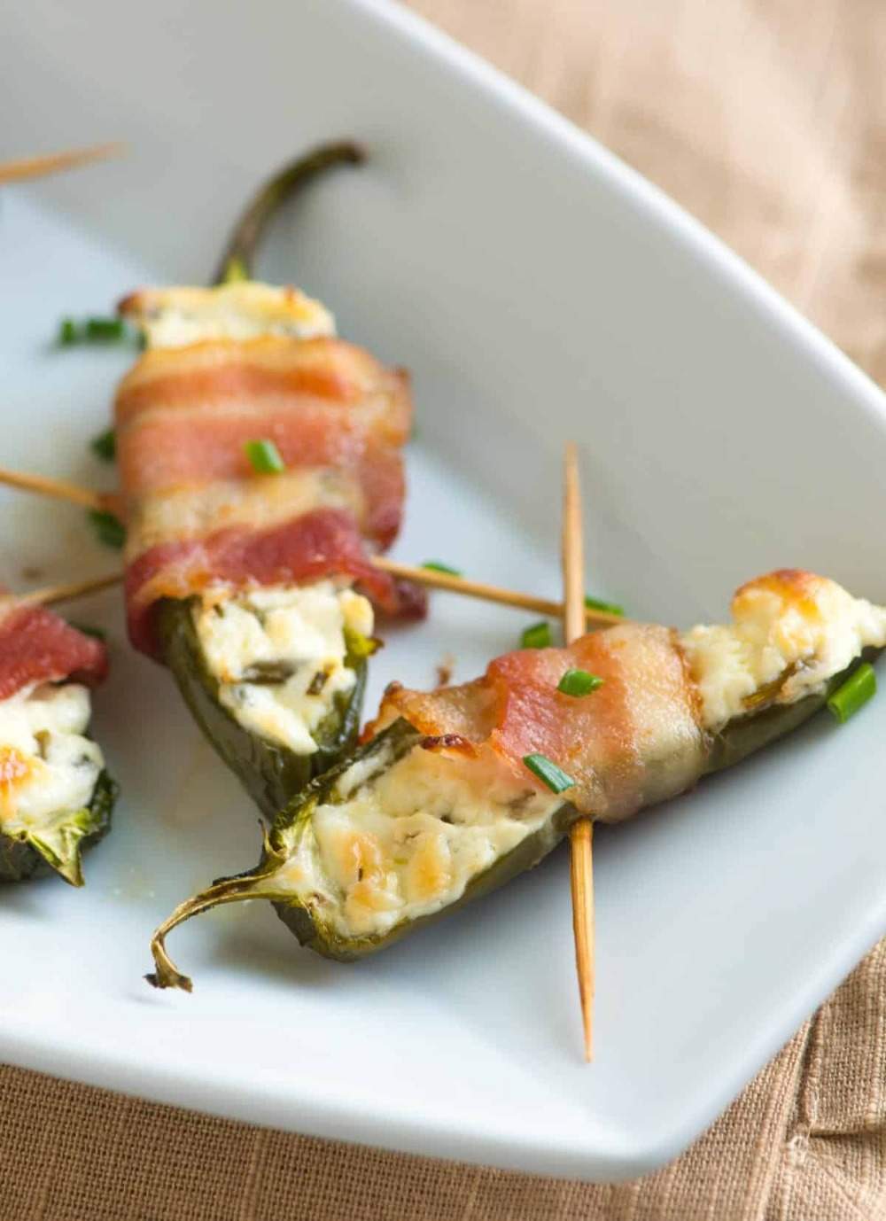 Baka jalapenos med färskost med tandpetare i förväg