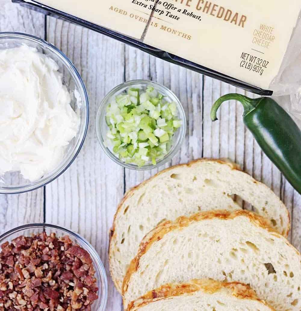 Gräddeost, bacon, skivade brödskivor, cheddarost och jalapeno peppar