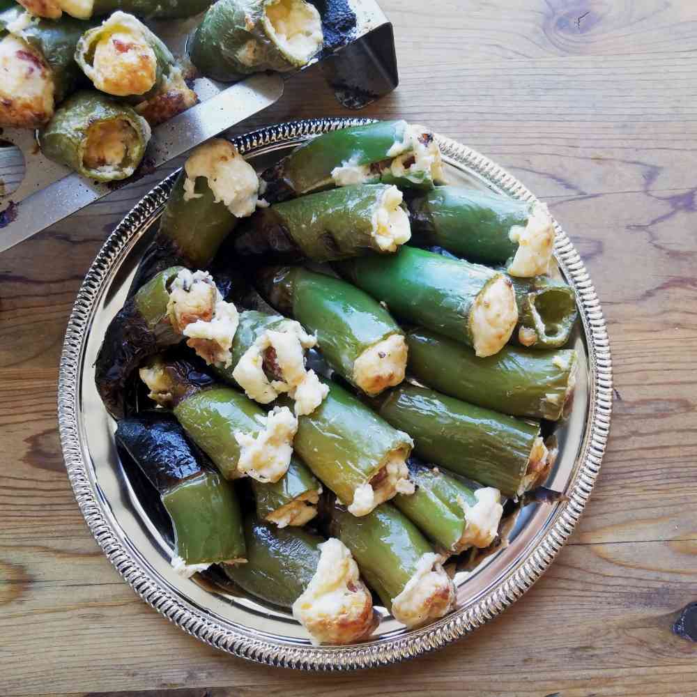 Jalapenosrecept fylld med fårost och kokta örter