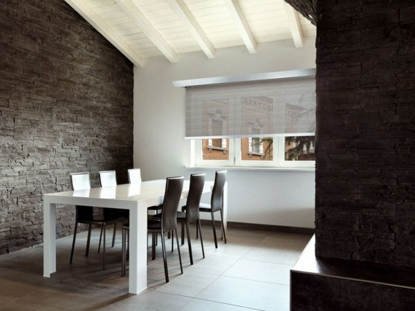 Natursten vägg brun sluttande tak modern design