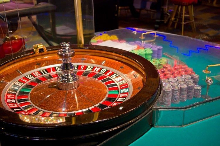 James Bond Party roulette gambling poker chips casino