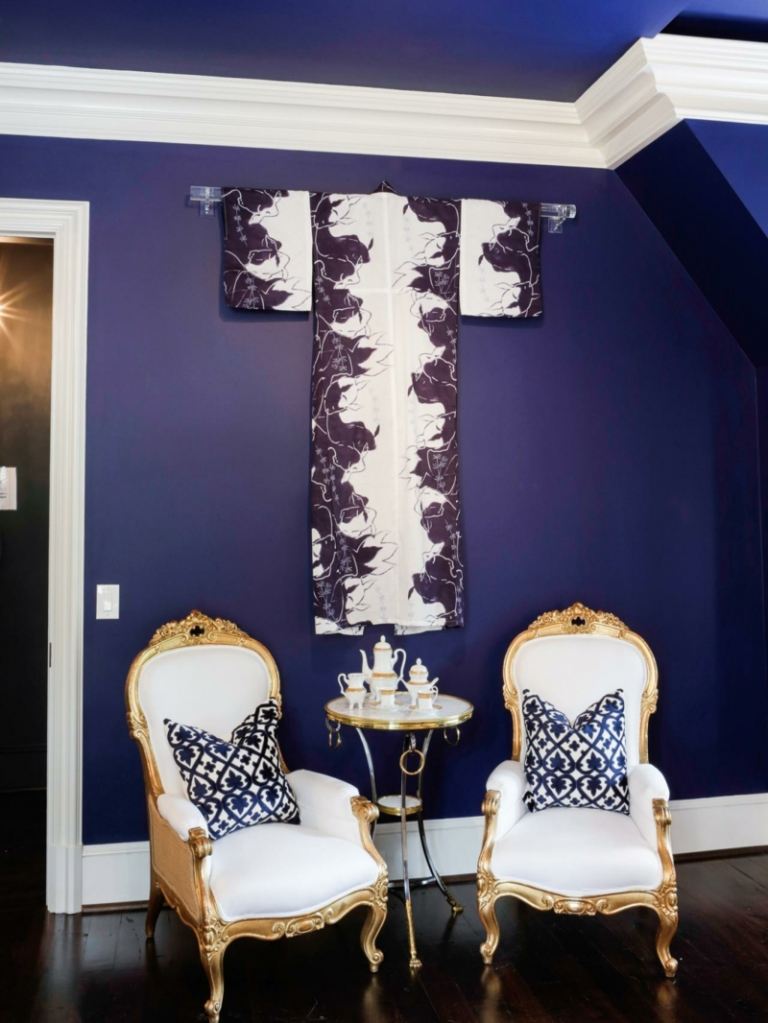 deco japansk kimono blå väggfärg vintage stolar väggdekoration
