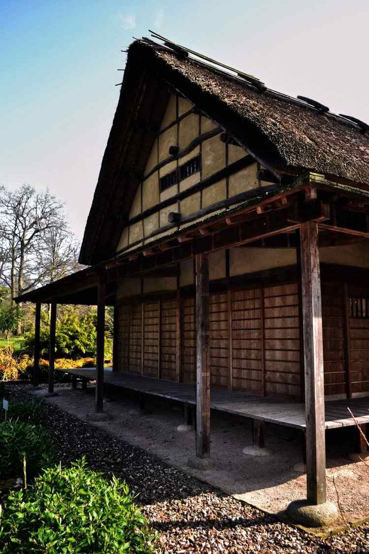 Japanska hus arkitektur-trä-grund-högar-stenar