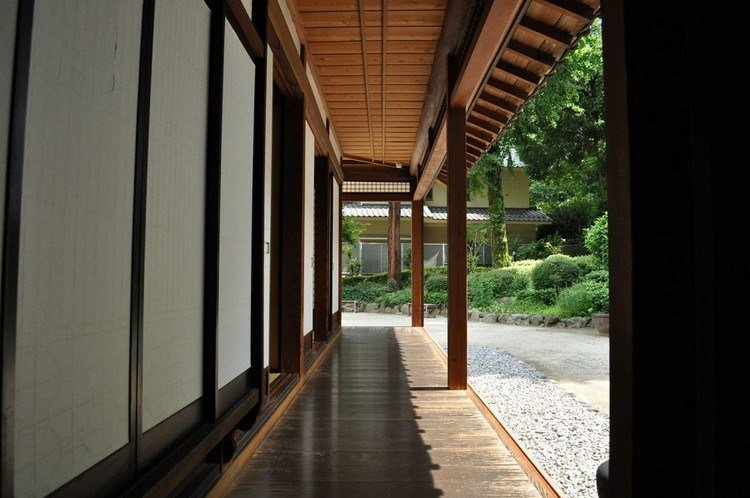 japanska-hus-buffert-zon-veranda-trä-utsikt-trädgård