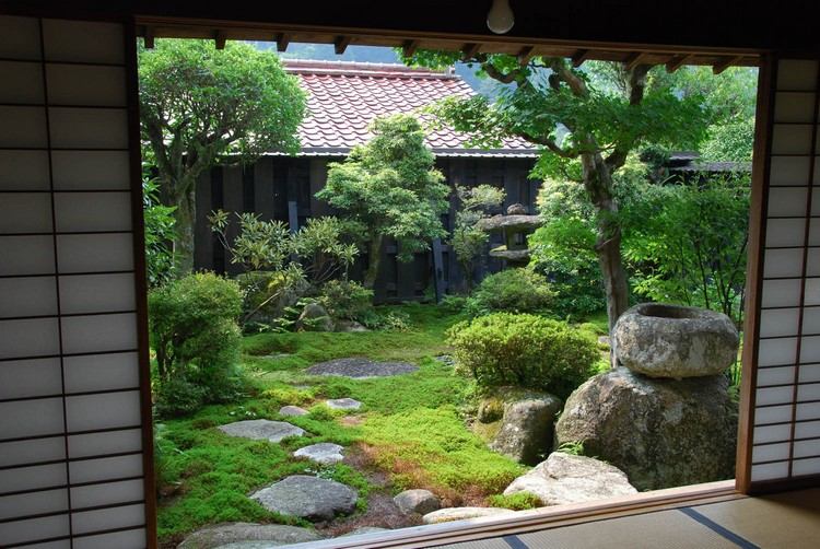 japanska-hus-trädgård-klivstenar-grönt-område