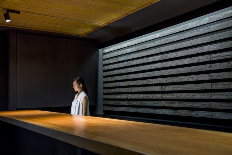 besökare vägg design kondo museum japan japansk keramik