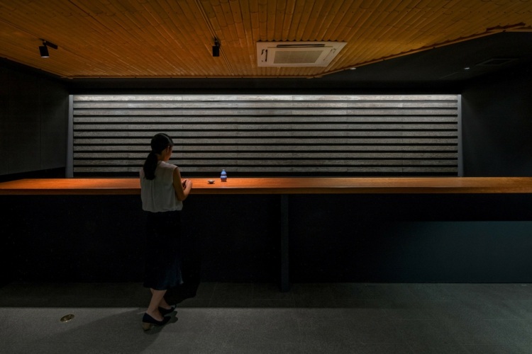 kondo museum japansk konst arbetsrum höjd låg trätak sten golv