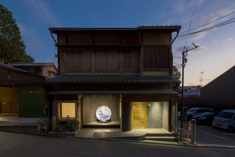 japan kondo museum utställning ingång område gata sida keramik skål blå vit