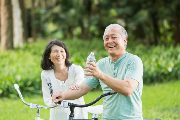 man kvinna par friska morgon dricka vatten japansk vattenbehandling
