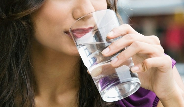 japansk vattenterapi drick fyra glas vatten på morgonen ljummen
