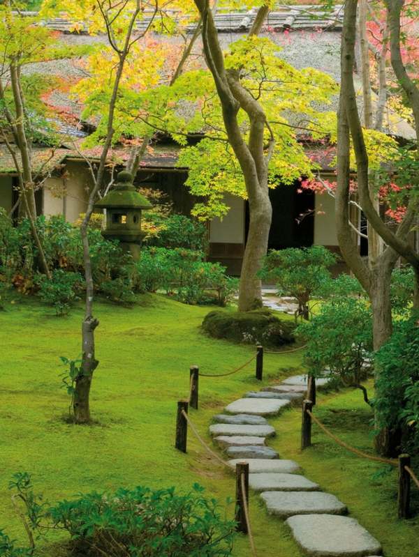 Trädgårdsvägstenar i gräs i japansk stil