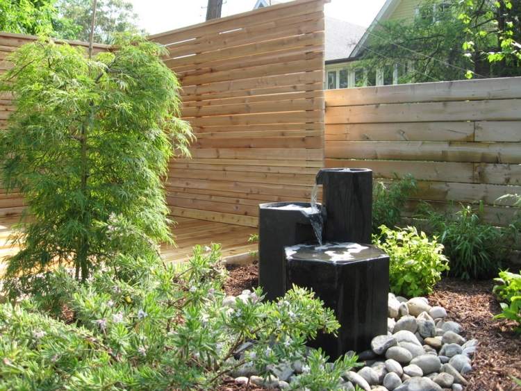 zen-trädgård-trä-sekretess-staket-vatten-fontän-svart