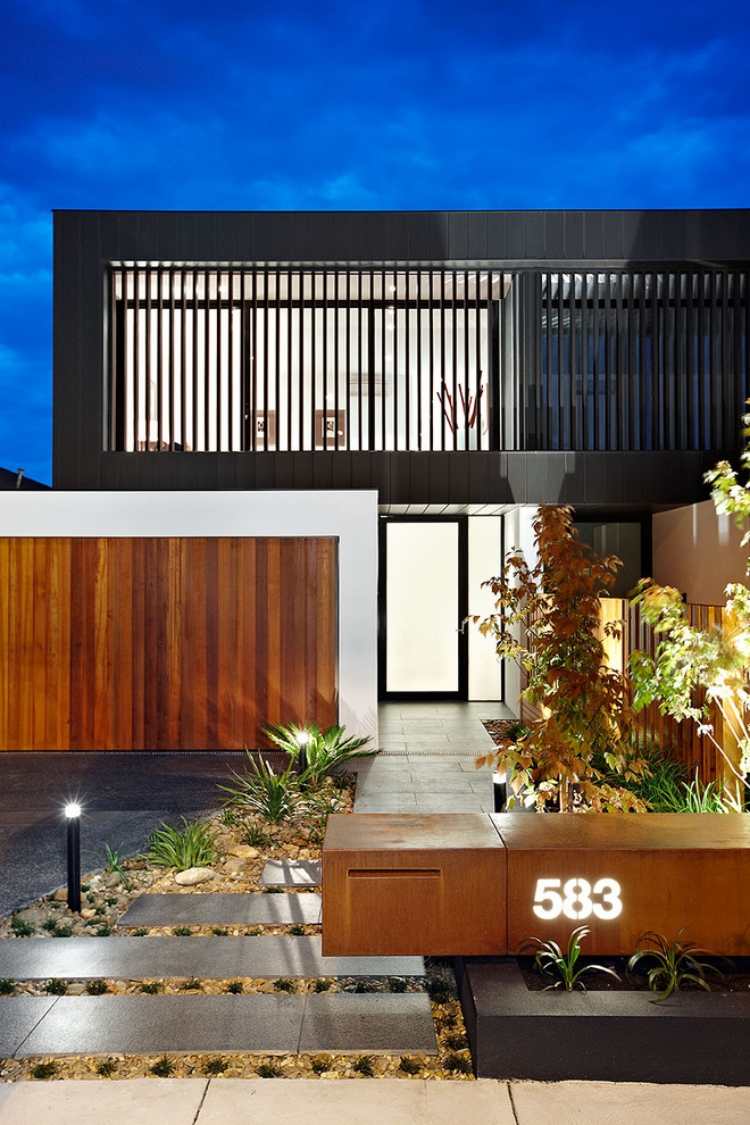 modernt hus-framgård-japansk-lönn-träd-prydnads-gräs-grus-golvplattor