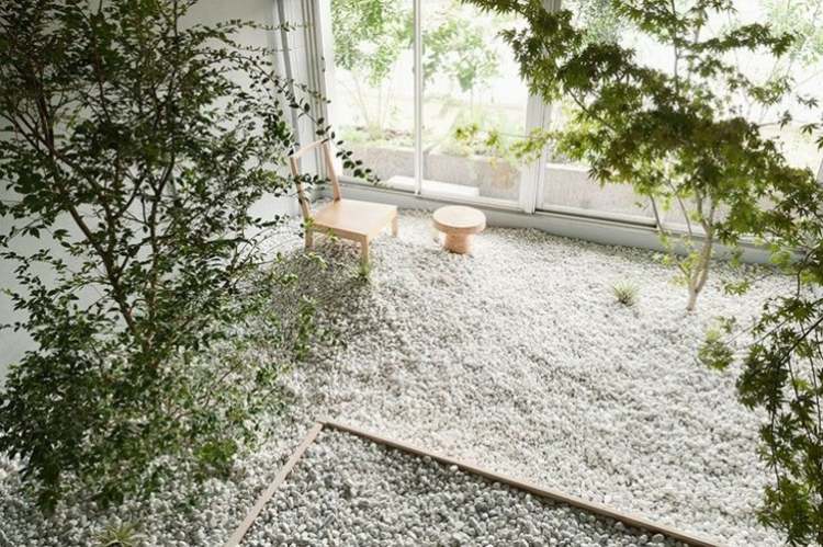 Japansk trädgård skapa idéer-sten trädgård-vita-gröna-växter-buskar-stol-trädgårdsmöbler