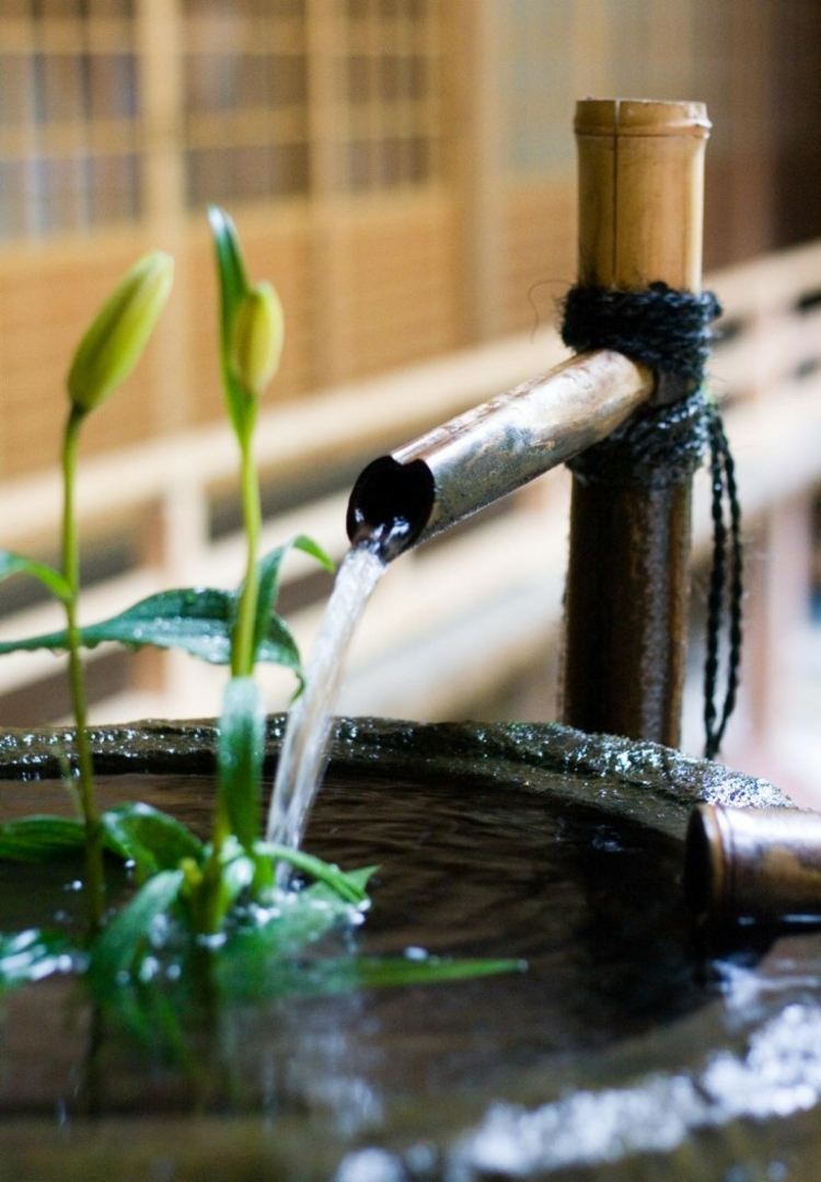 Japansk-trädgård-design-idéer-stänk-vatten-bambu-gargoyle-pipe-fontän